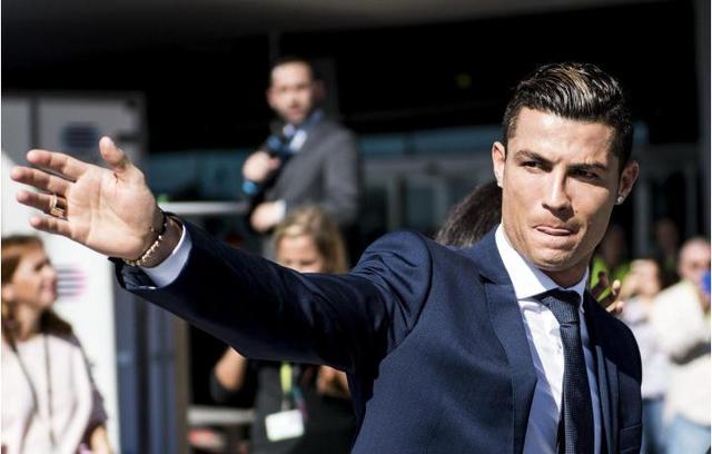 湖人詹姆斯关键三分带队取胜太阳