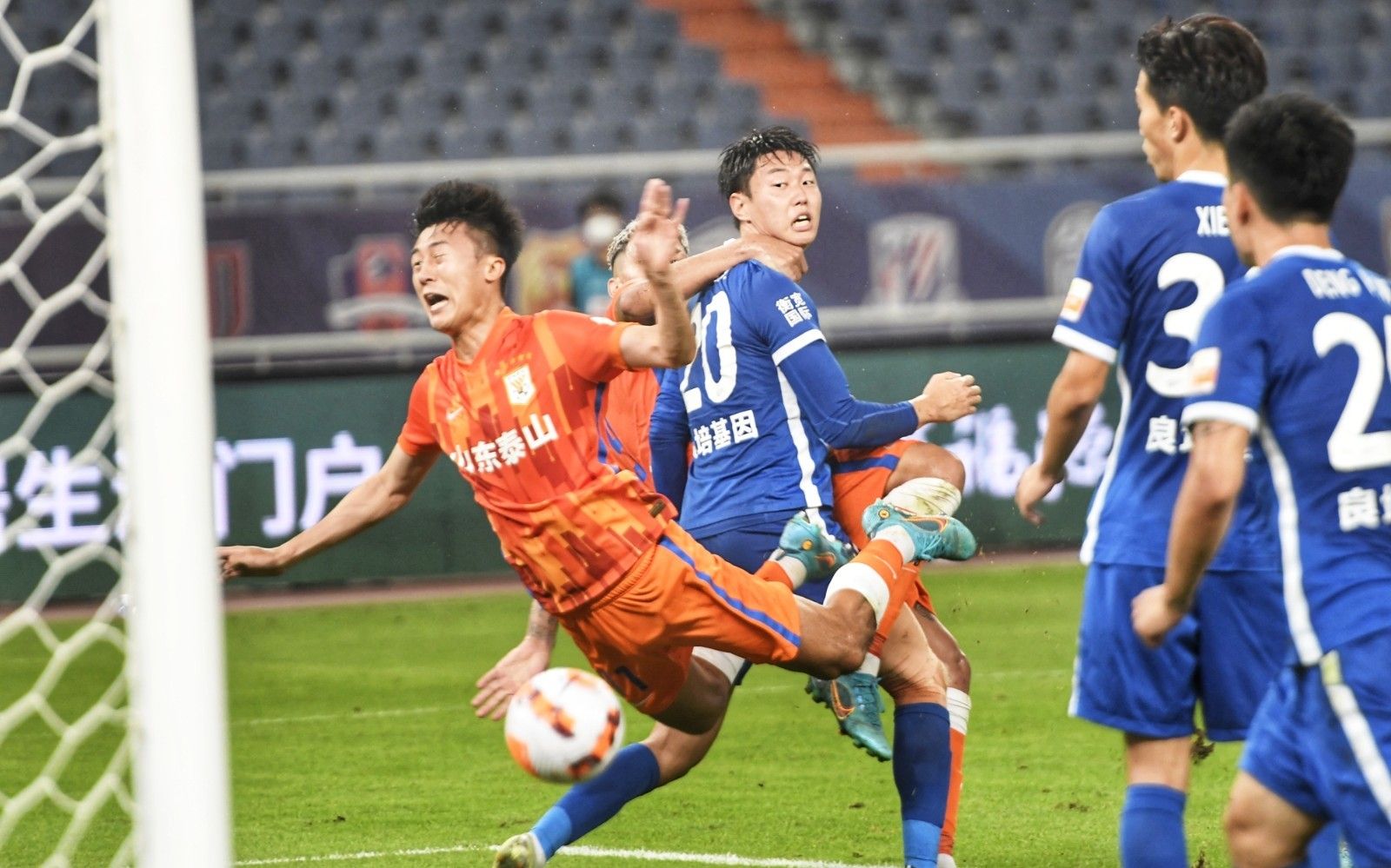 阿利亚迭雷父子分别身穿皇马与阿森纳球衣，晒出对弈图片