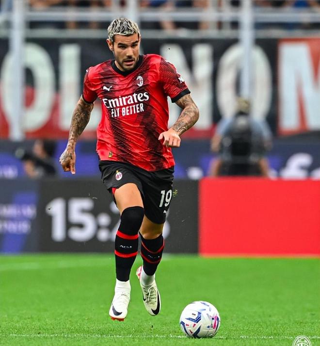 图片报：法兰克福解雇队医，因其在球队下榻酒店治疗对手球员