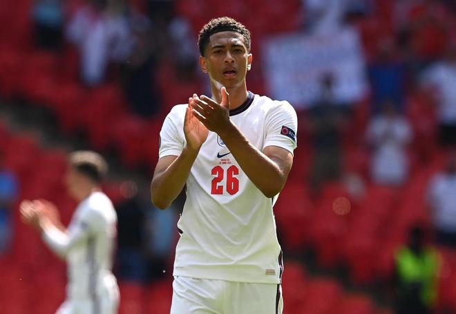 国乒8比1横扫日本队实现三连冠，林诗栋2-1胜张本智和哽咽致谢