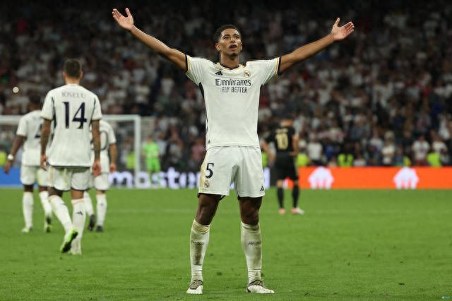 租借之路突遭曼联“拦截”!20岁梅努为世界杯的豪赌，遇上最糟时机（曼联半路截停租借，20岁梅努为世界杯豪赌正逢最坏时机）